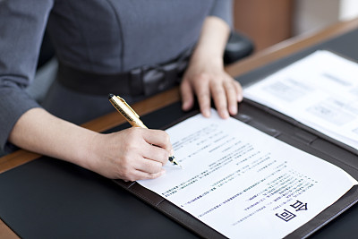 單位以員工不服從調(diào)崗構成曠工解除合同被判違法