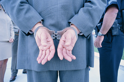 員工被行政拘留 用人單位可否以曠工為由解除勞動合同？